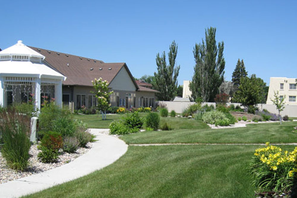 Townhome villa courtyard at Primrose Retirement in Aberdeen, SD